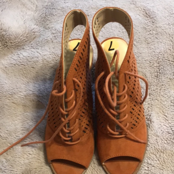 Ladies size 7 sandals worn once brand restricted - Picture 3 of 6